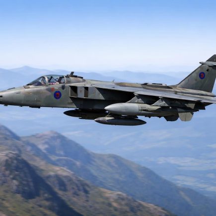 avion-jaguar-vol-montagnes-ciel-bleu